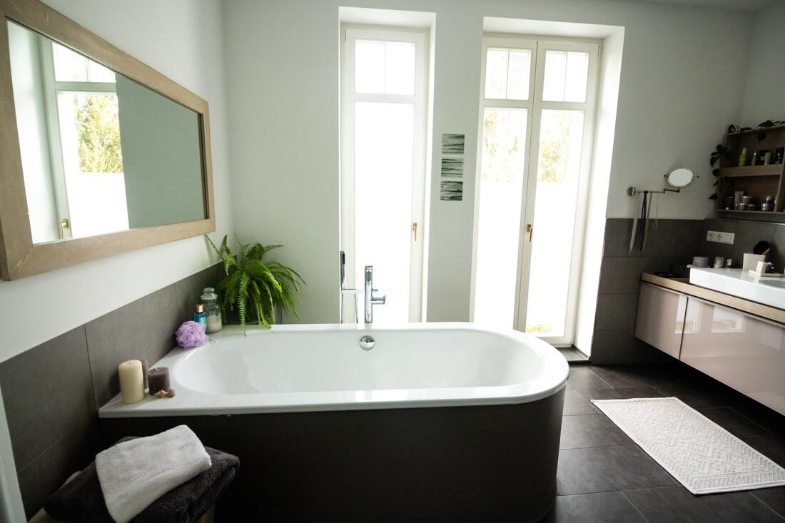 professional-tiler-working-on-wall-tiling